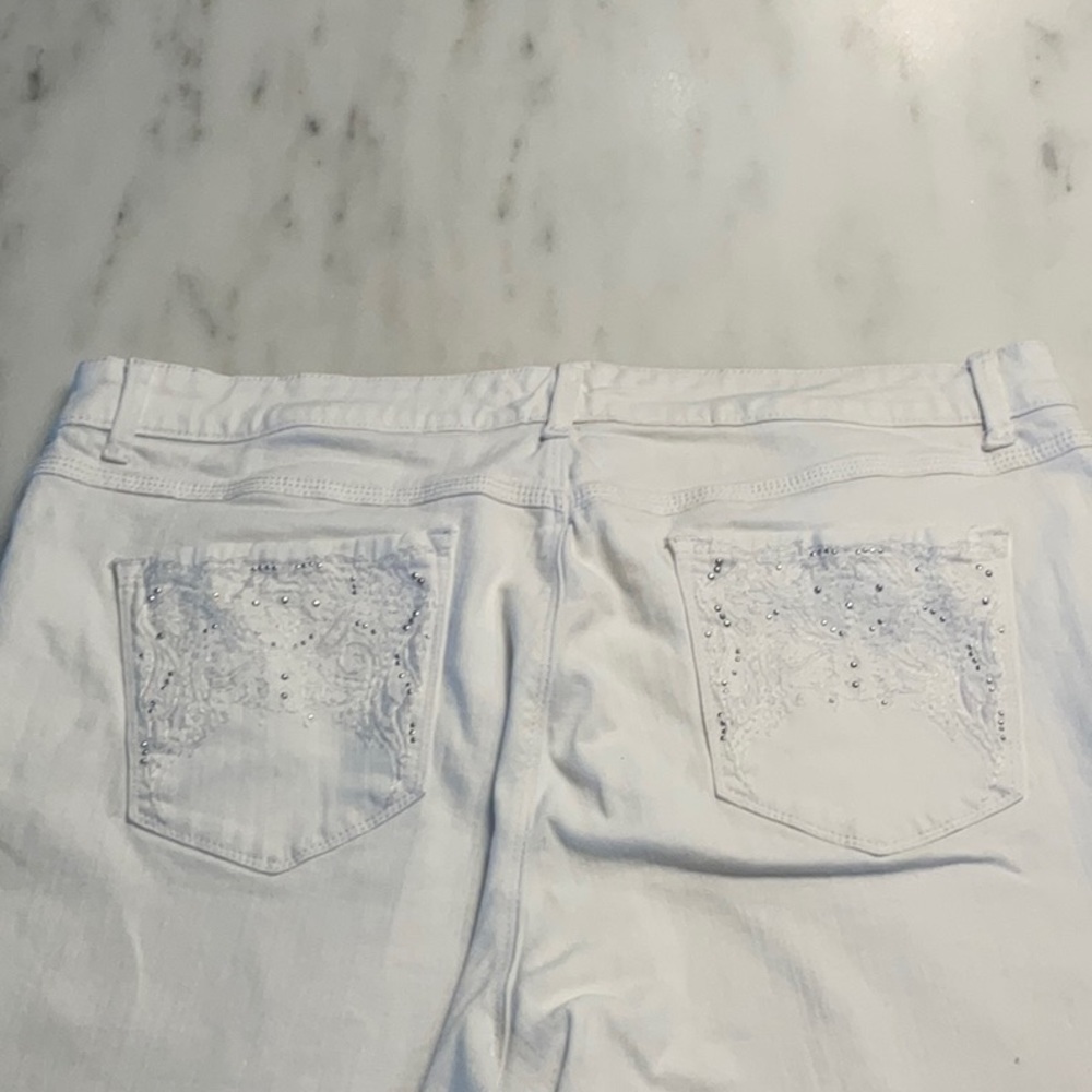 Gloria Vanderbilt Capris, white stretch denim, pocket detailing
